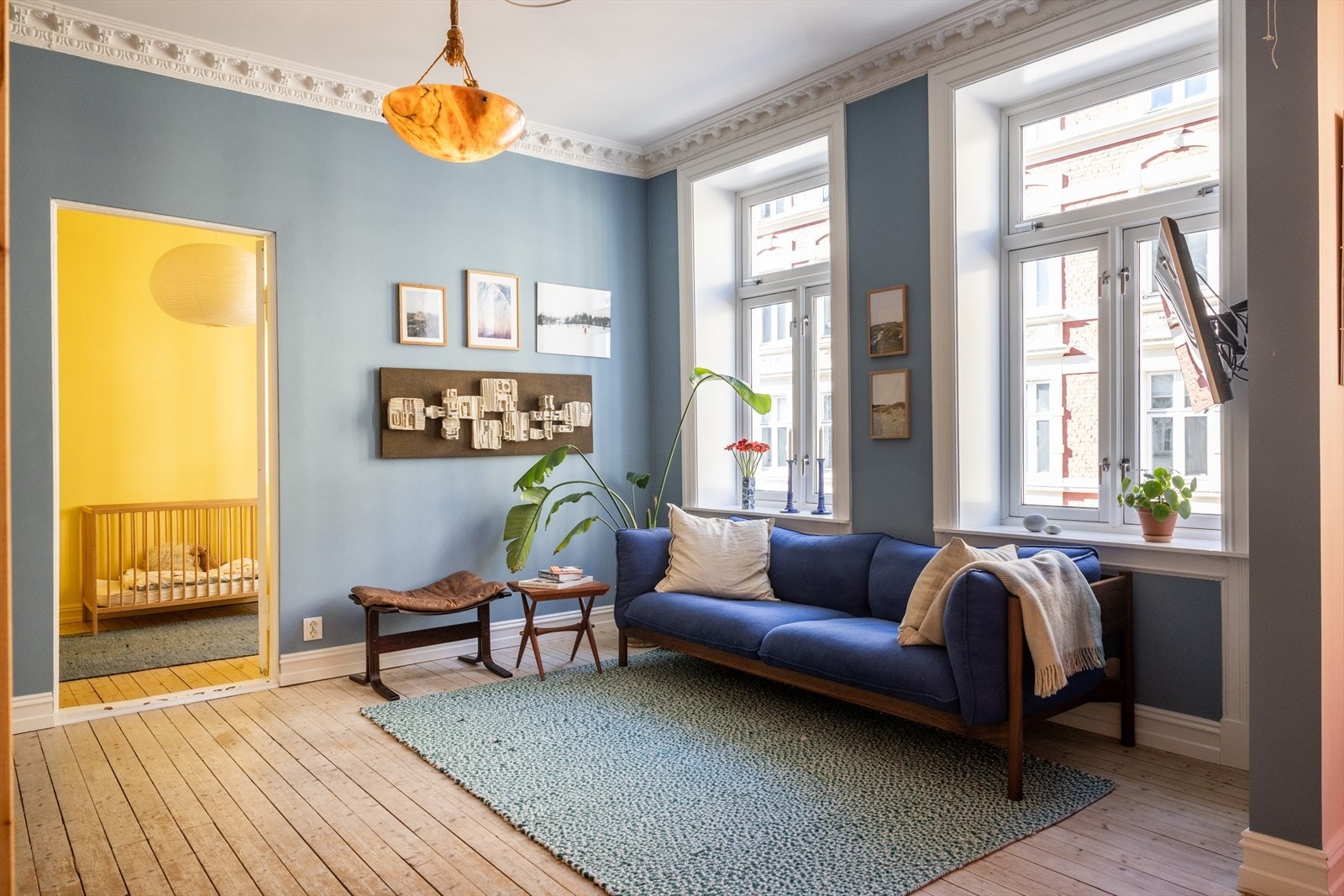 En herlig stue med store vindusflater som sørger for meget gode lysforhold. Galleribilde