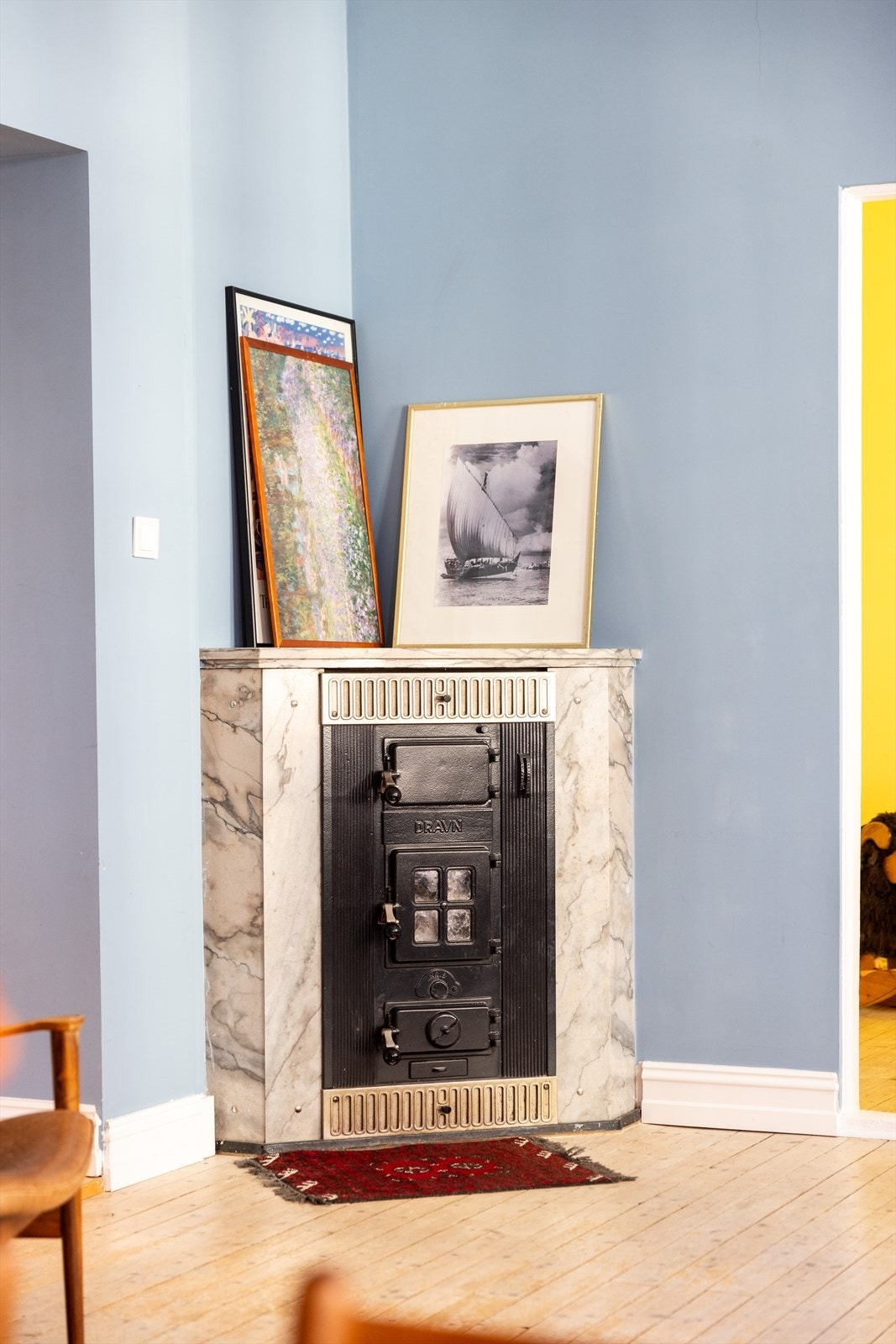 Peisen er et vakkert "møbel" som løfter rommet til tross for at den ikke er i bruk. Galleribilde