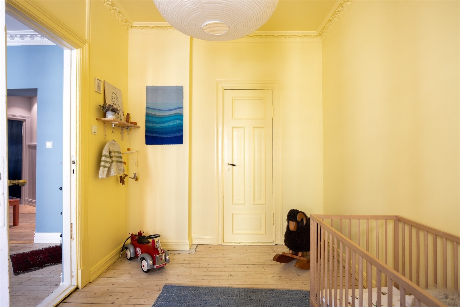 Fra soverommet er det dør inn til en bod for ekstra lagring. Galleribilde