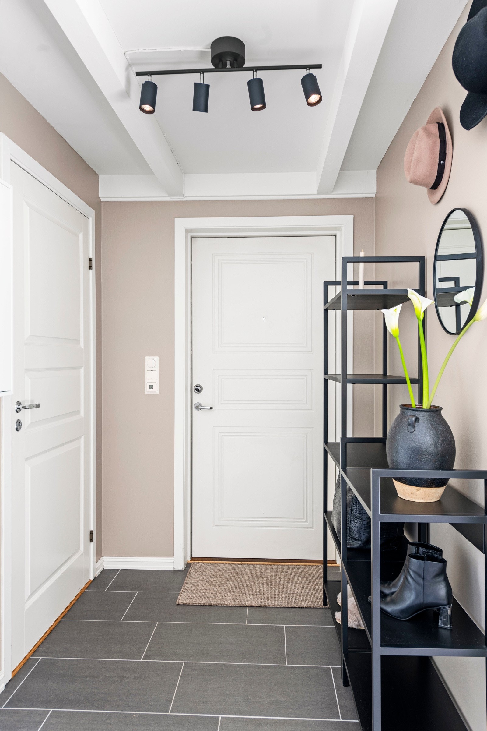 Fra et steinlagt inngangsparti kommer man inn i en innbydende entré. Her har du plass til å henge fra deg yttertøy og entreen har plass for kommode, hylle, knaggrekke og/eller lignende. Galleribilde