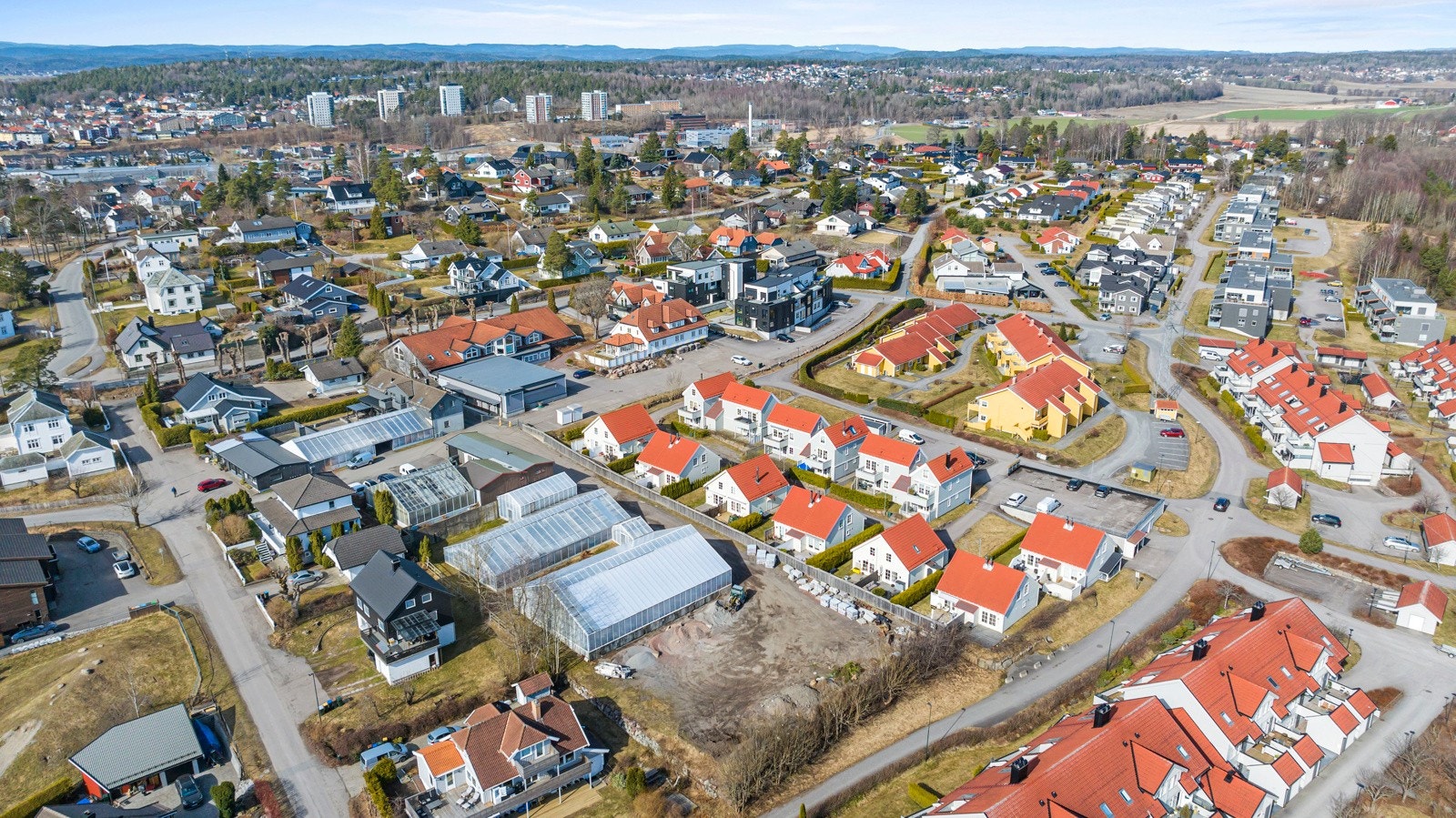 Boligen er oppgradert med blant annet enkelte nye kjøkkenskap, benkeplate, koketopp, stekeovn og elbillader. De fleste innervegger er malt siste år. Galleribilde