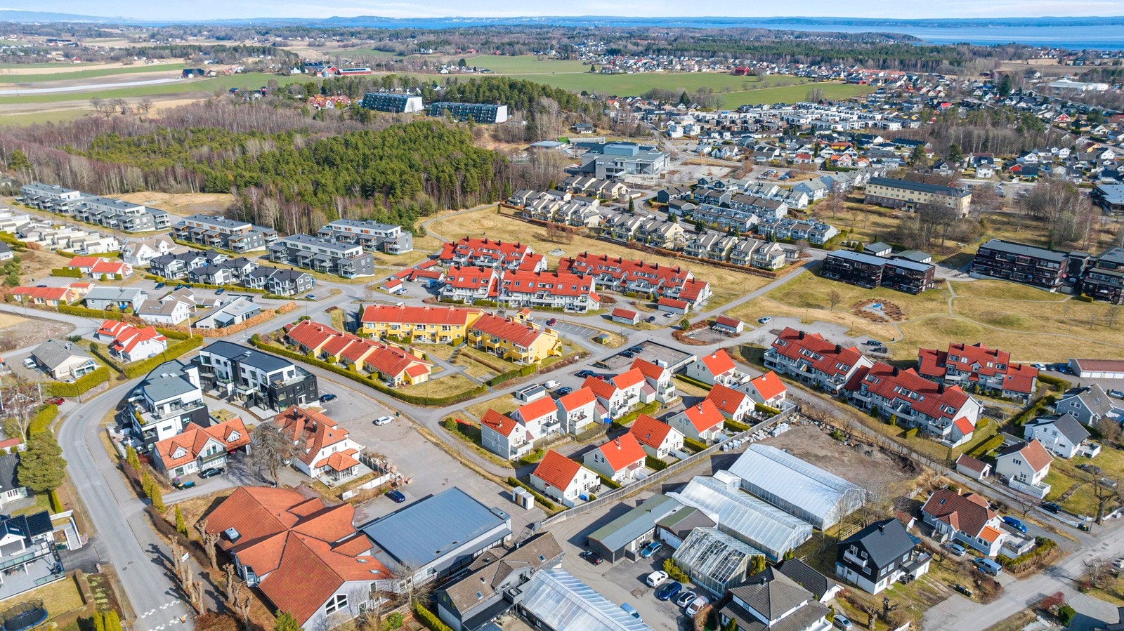Det medfølger en utebod på ca 3 m2 samt en parkeringsplass i felles garasje. Elbillader er montert ved parkeringen. Terrasse på ca 44 m2 med tilgang fra stue. Galleribilde