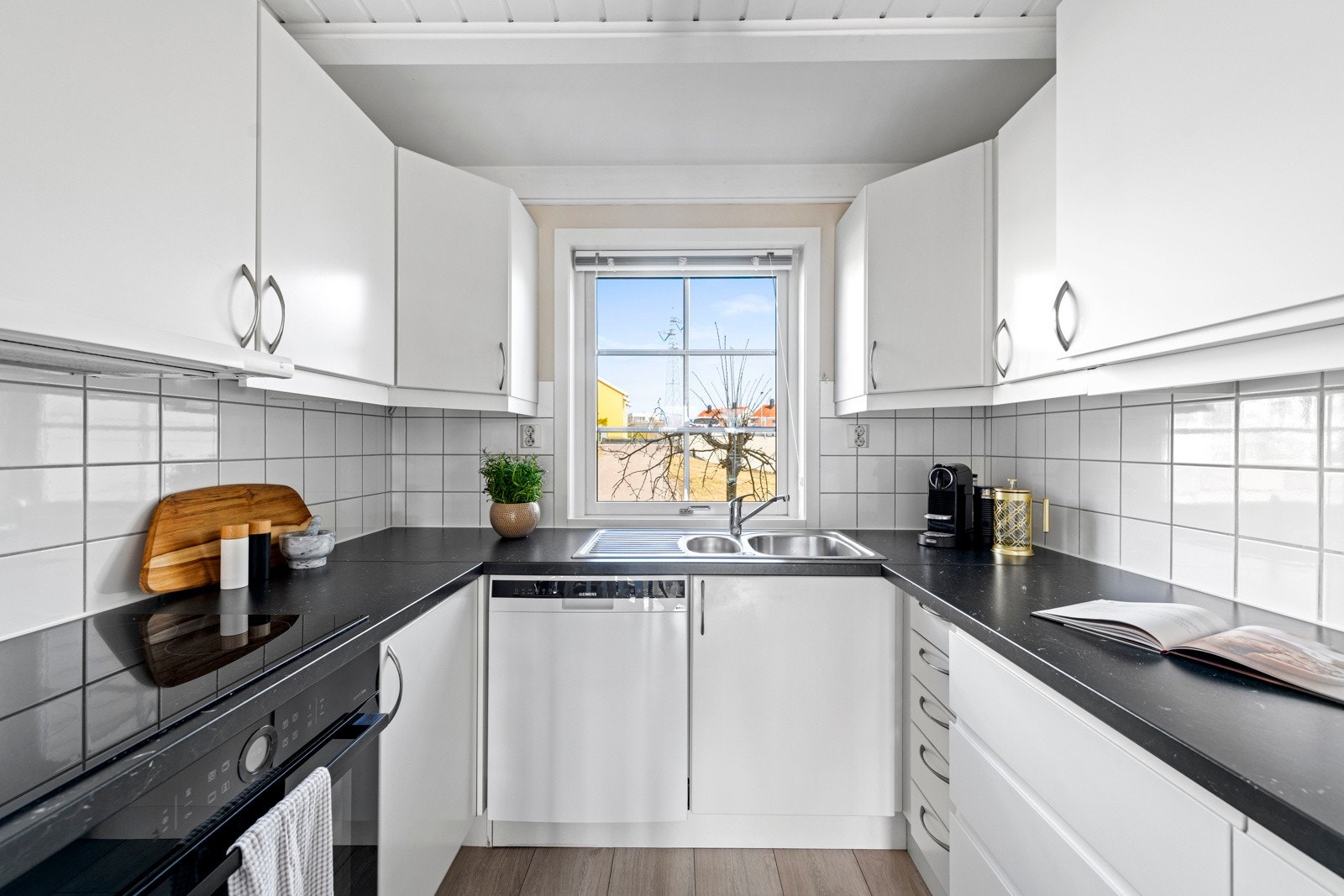 Kjøkkenet i denne etasjen ligger i åpen løsning til stuen. Galleribilde