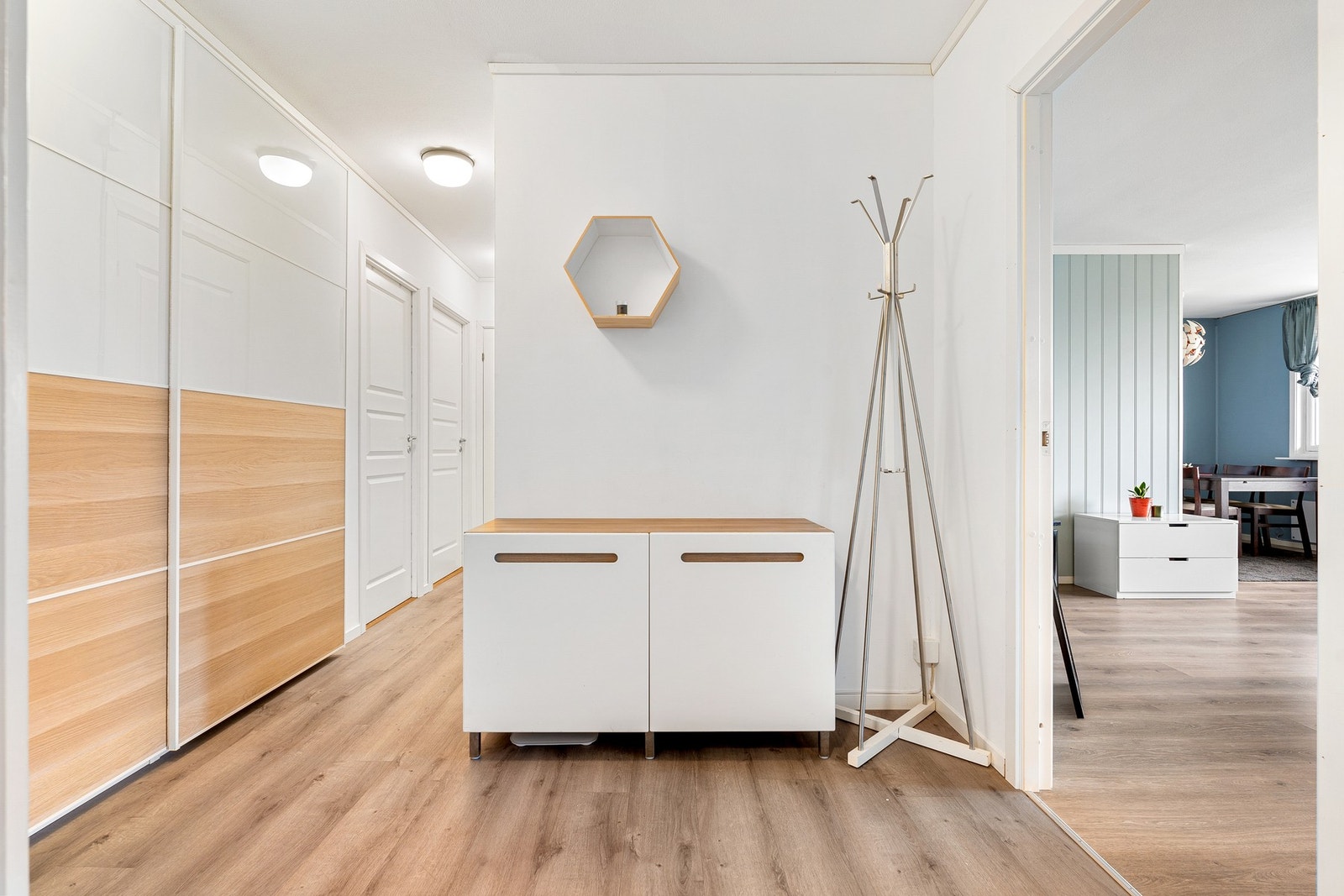 Innbydende entré med god plass til oppheng av yttertøy. Galleribilde