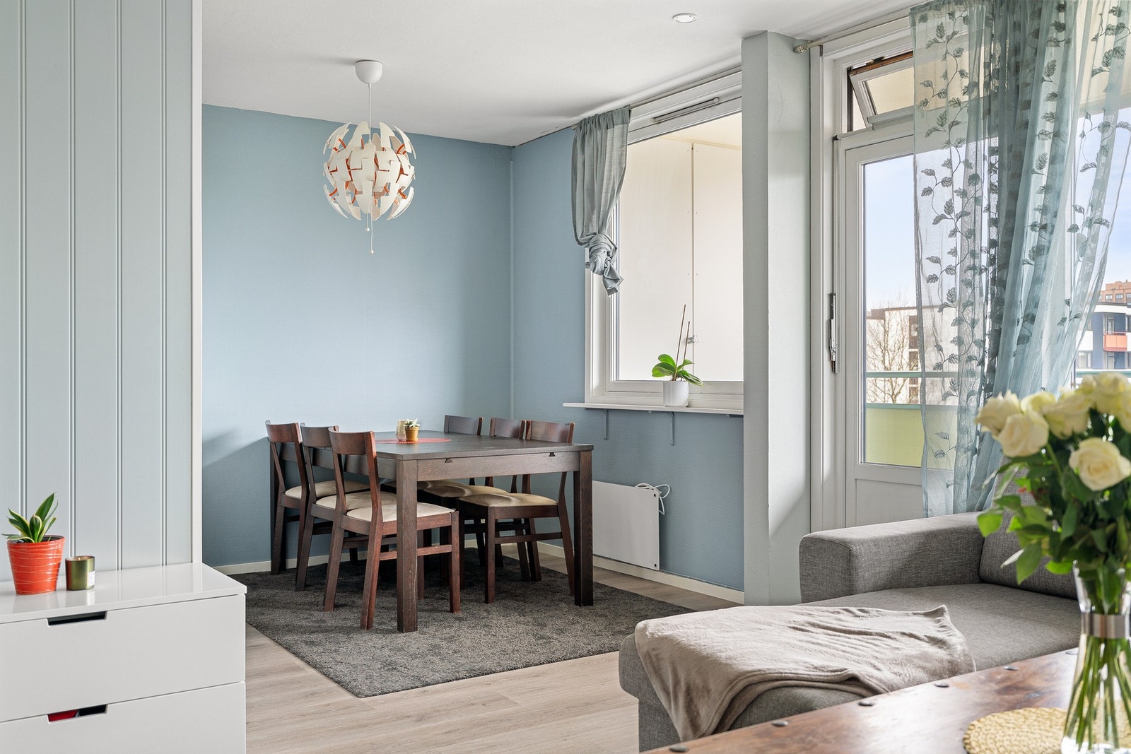 Mellom stue og kjøkken er det plass til et langbord for sosiale sammenkomster. Galleribilde
