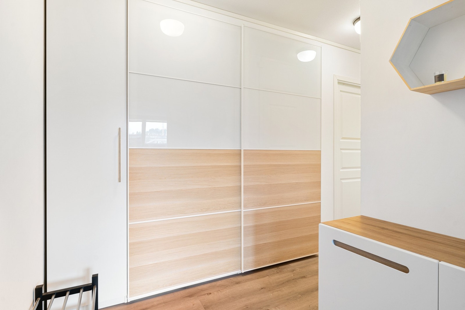 Lagringsplass med skyvedørsgarderobe, bod i trappoppgang og boder i kjeller. Galleribilde