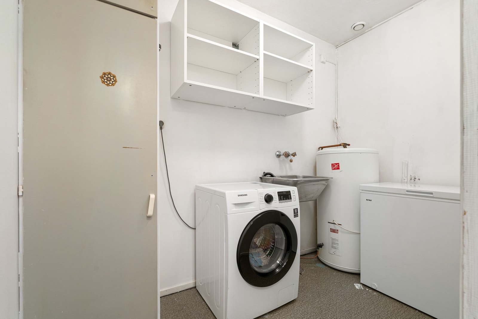 Separat vaskerom med opplegg for vaskemaskin, utslagsvask og varmtvannsbereder. Galleribilde