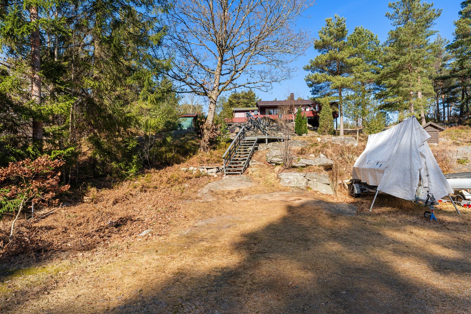 Her fra felles parkeringsplass like nedenfor hytta Galleribilde