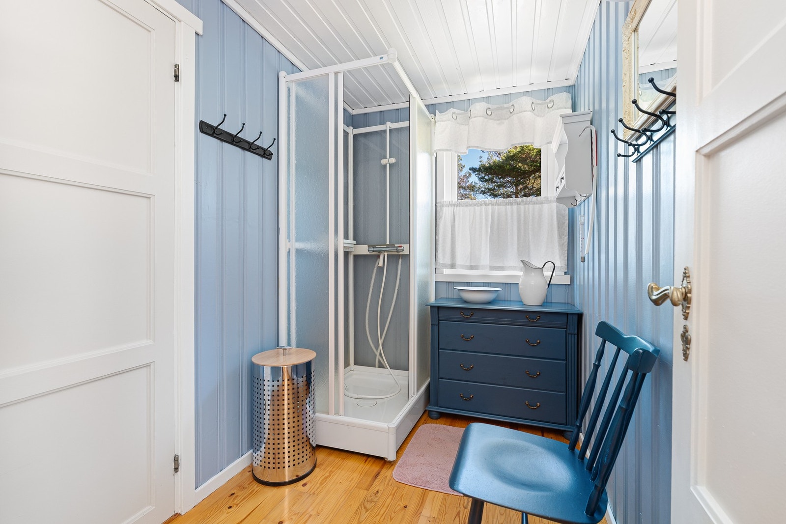 Enkelt bad med dusj Galleribilde