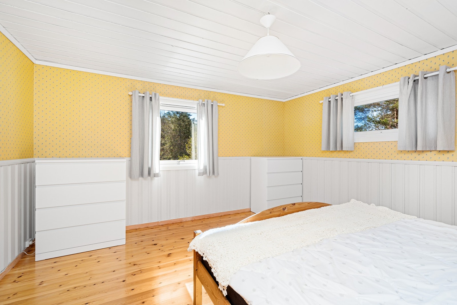 Romslig hovedsoverom i tilbygg Galleribilde