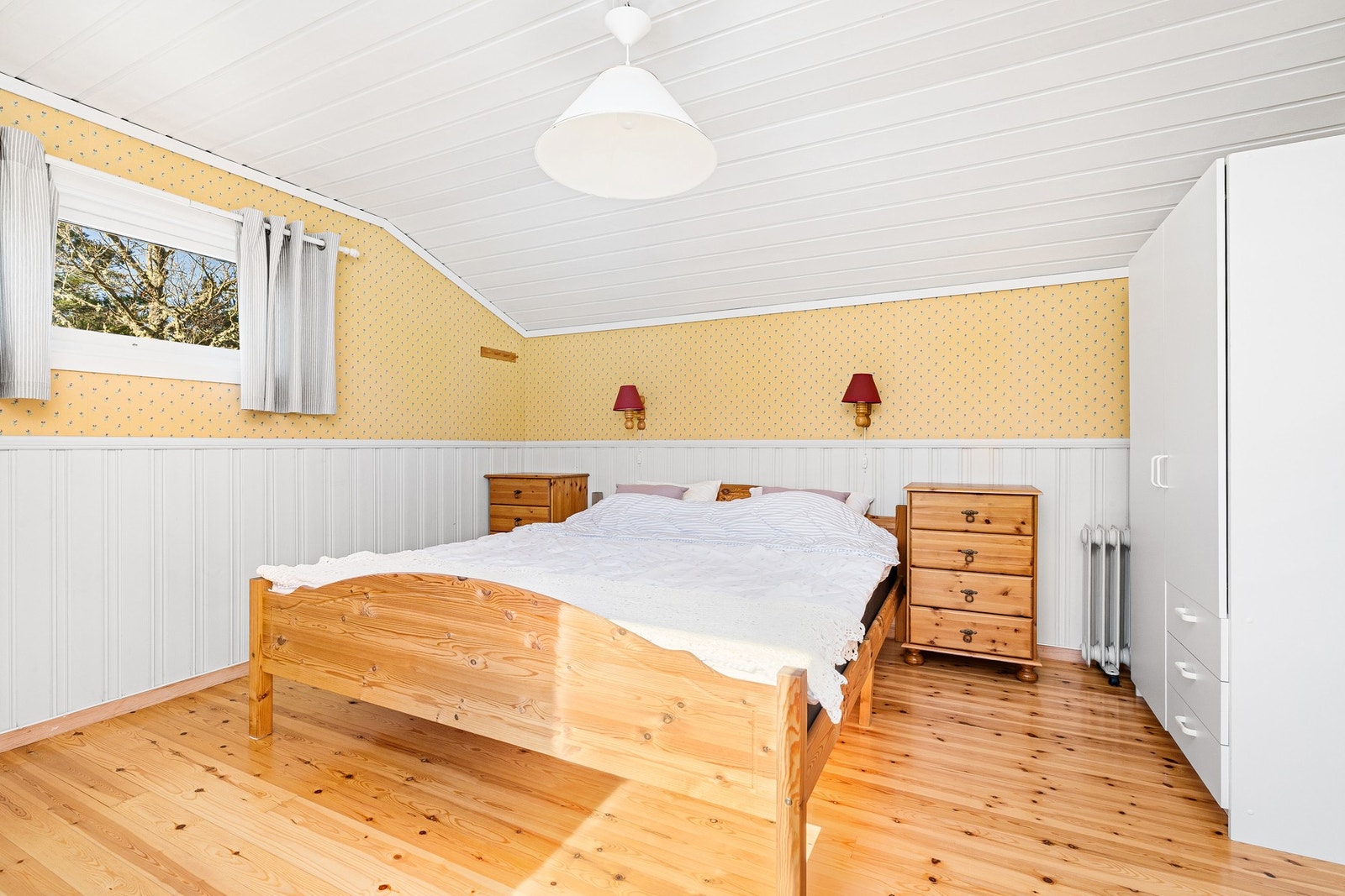 Romslig hovedsoverom i tilbygg Galleribilde