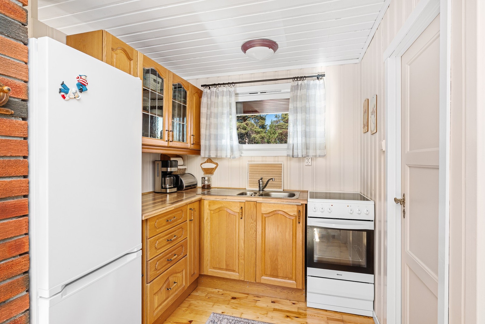 Kjøkken med hvitevarer Galleribilde