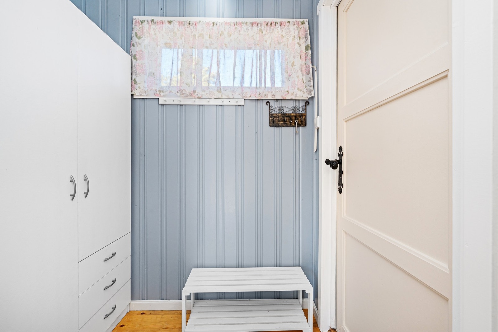 Gang med garderobeskap Galleribilde