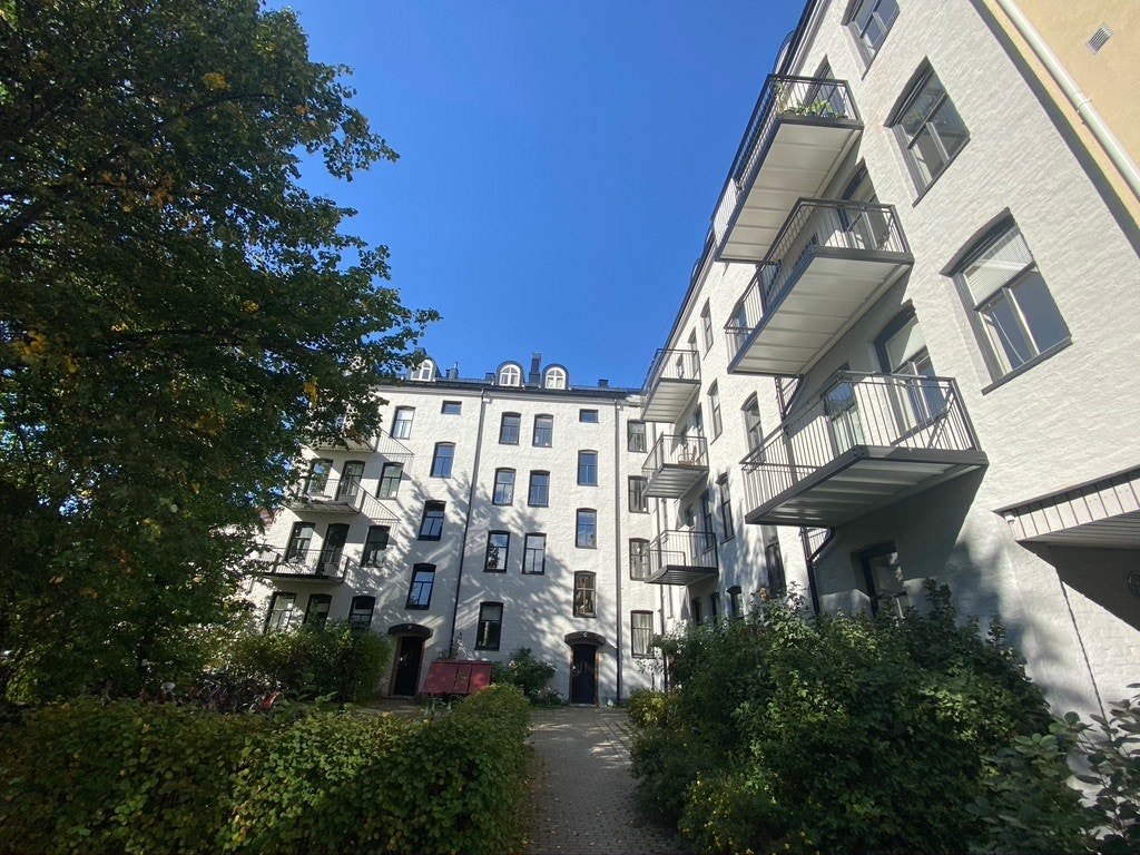 Bakgården med balkonger Galleribilde
