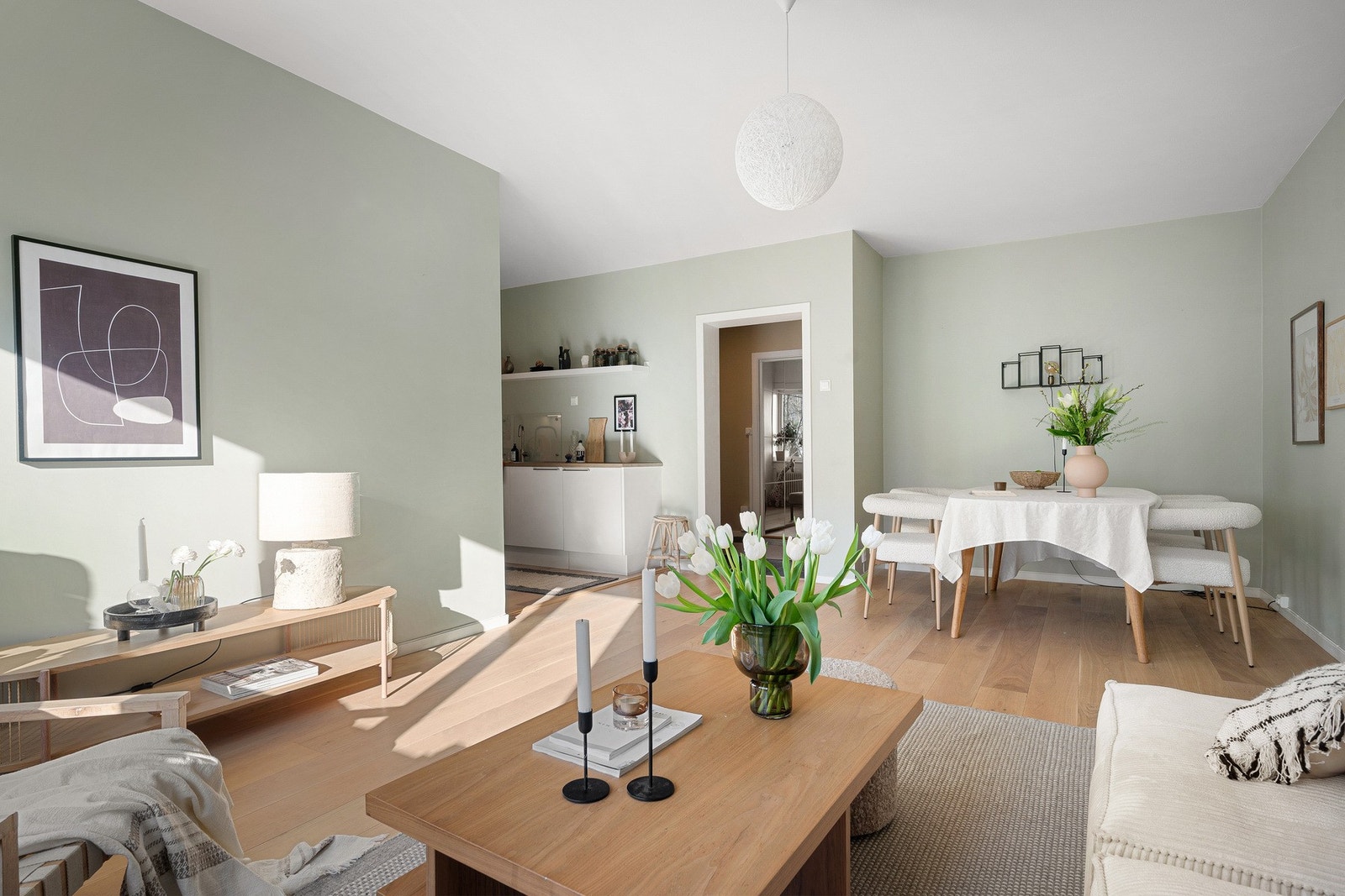 Stuen har en delvis åpen kjøkkenløsning - perfekt for sosiale lag og hverdagen. Galleribilde