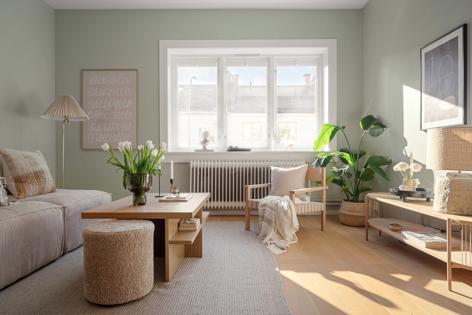 Stuen er av god størrelse med rom for større møbler. Galleribilde