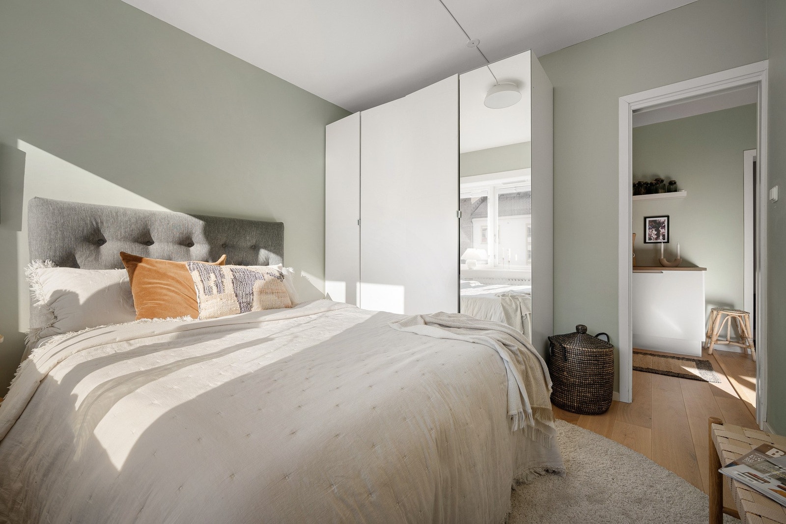 Garderobeskap på soverommet medfølger ved salg. Galleribilde