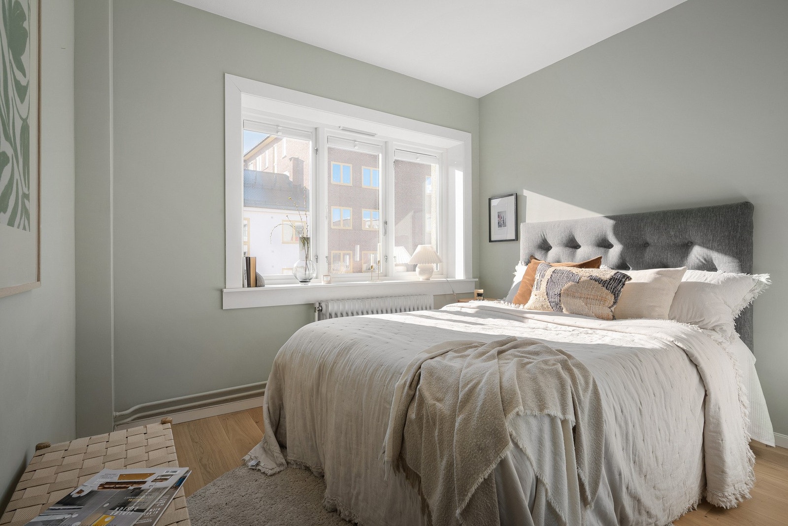 Hovedsoverom med plass til dobbeltseng og tilhørende nattbord. Galleribilde