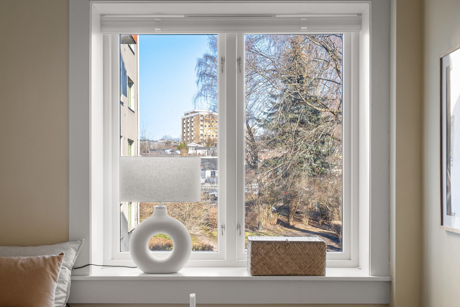 Fra soverom 2 og 3 har du idyllisk utsikt ut mot Hjemmets Kolonihager. Galleribilde