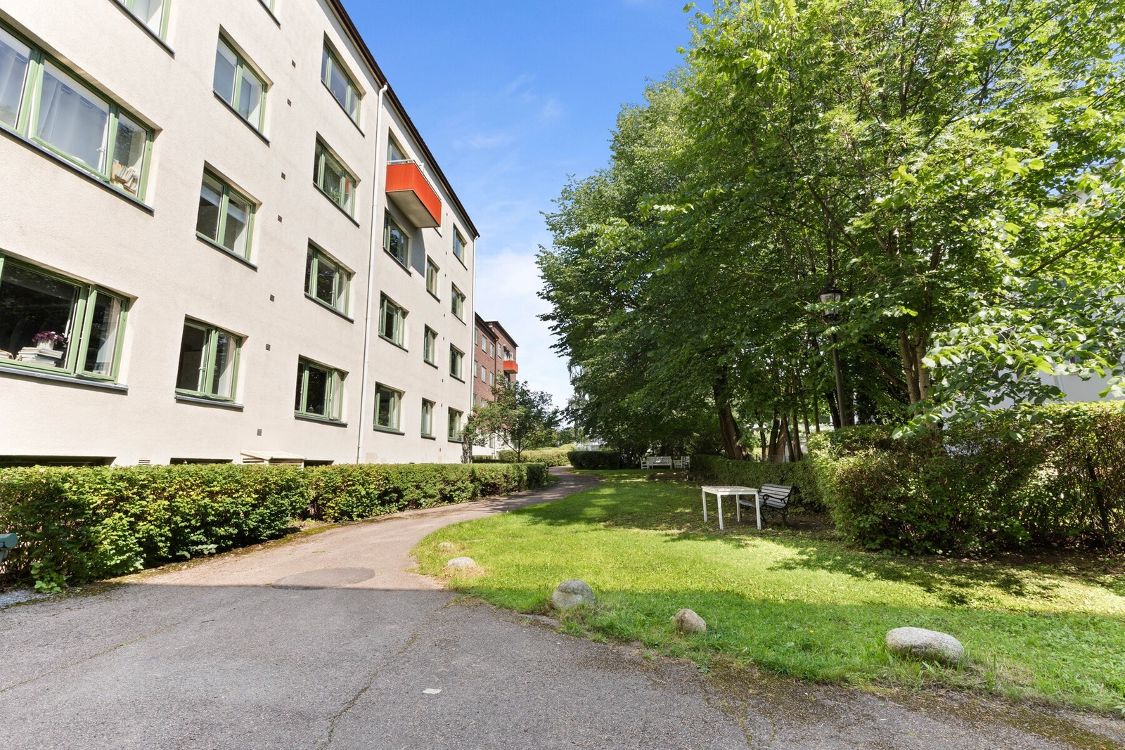 Borettslaget har også en flott og pent opparbeidet bakgård til bruk for beboere. Galleribilde