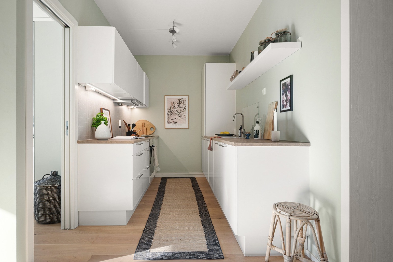 HTH-kjøkken fra 2018 med integrerte hvitevarer. Galleribilde