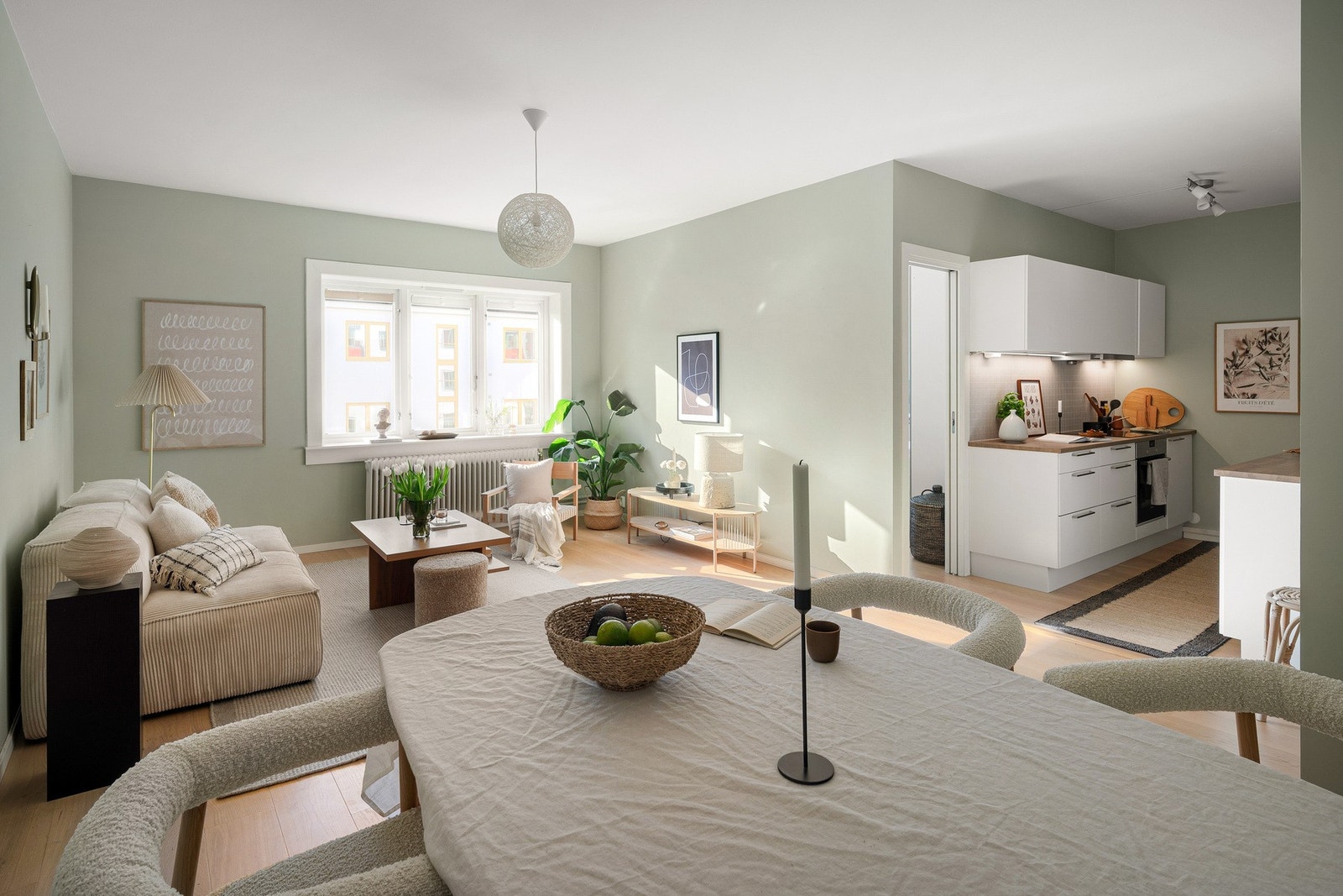 Dette er en lys og romslig 4-roms med gjennomgående planløsning. Galleribilde