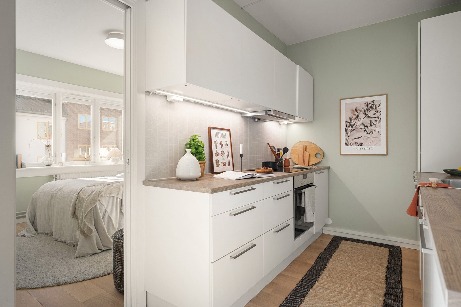 Lys under overskap sørger for godt med belysning mens du lager mat. Galleribilde