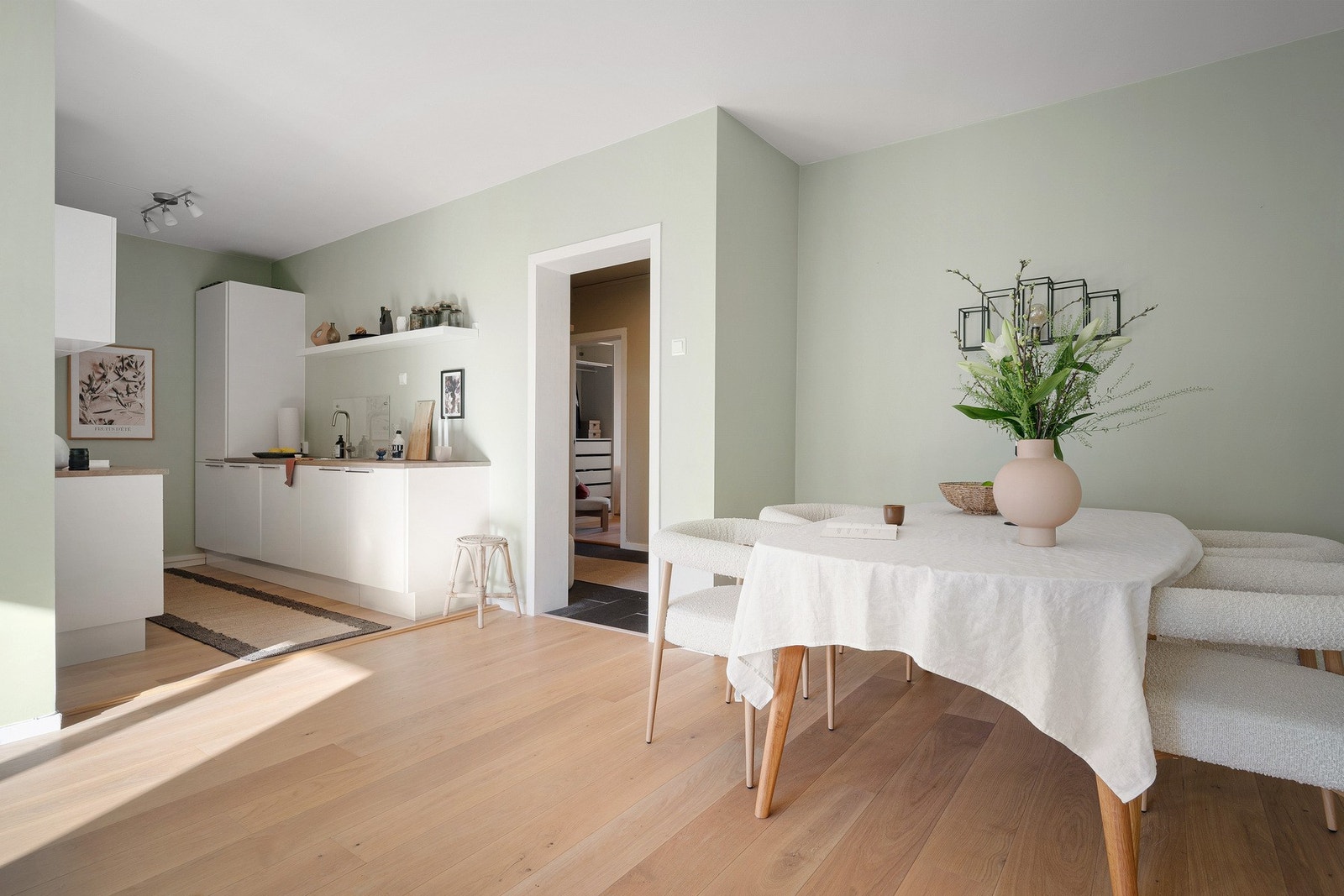 Fra kjøkkenet har du naturlig rom for innredning av spisebord. Her er det mulighet og plass for å ha et langbord. Galleribilde