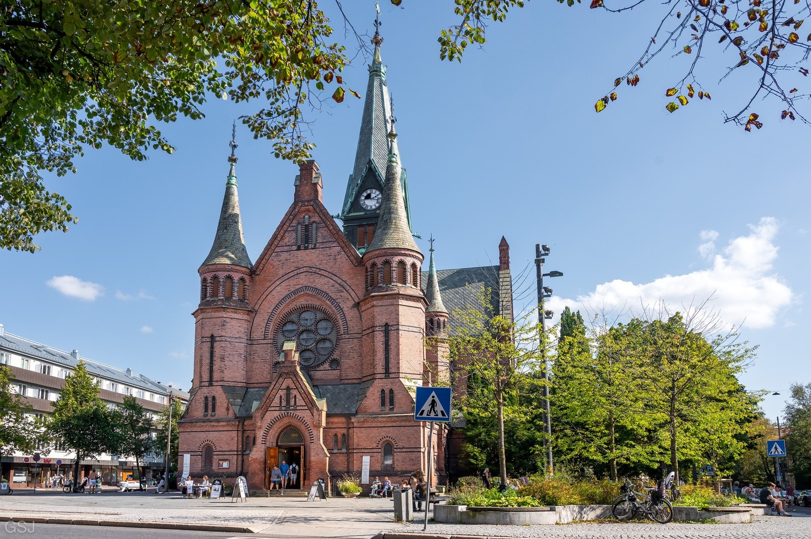 Området rundt er av urbane omgivelser, fra fargerike leilighetsbygg til et rikt utvalg av kafeer, butikker og lokale restauranter. Galleribilde
