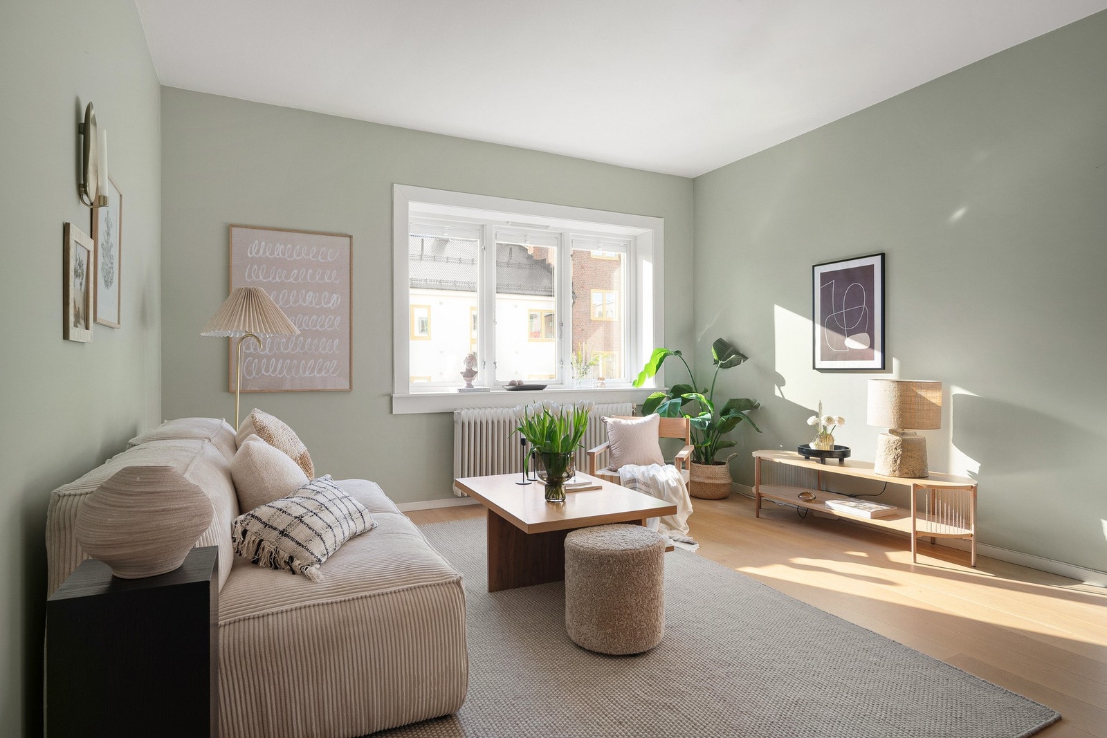 Leiligheten holder god standard med nymalte flater og ettstavsparkett i lys eik. Galleribilde