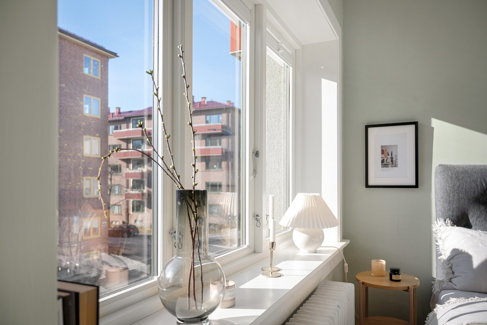 Dype vinduskarmer bidrar til en klassisk stil i leiligheten kombinert med bedre romfølelse. Galleribilde