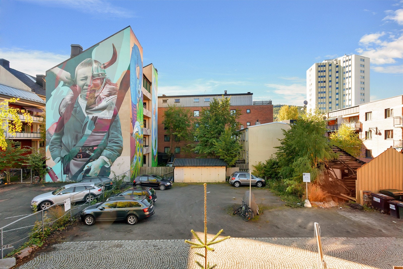 Det er planlagt fremtidig boligprosjekt på nabotomt og sameiets tomt. Dette vil gi et godt områdeløft for boligen. Kjøper må forvente fremtidig bygging. Galleribilde