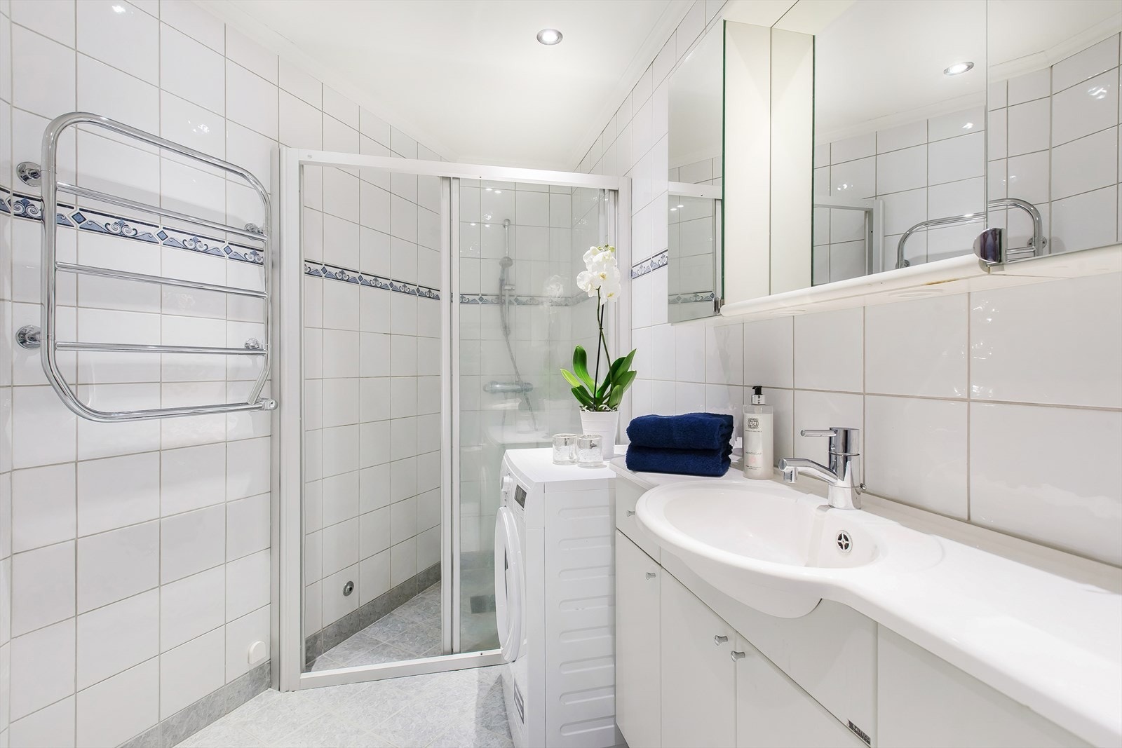 Badet er innredet med en pen servantløsning med god plass til oppbevaring og speil. Galleribilde