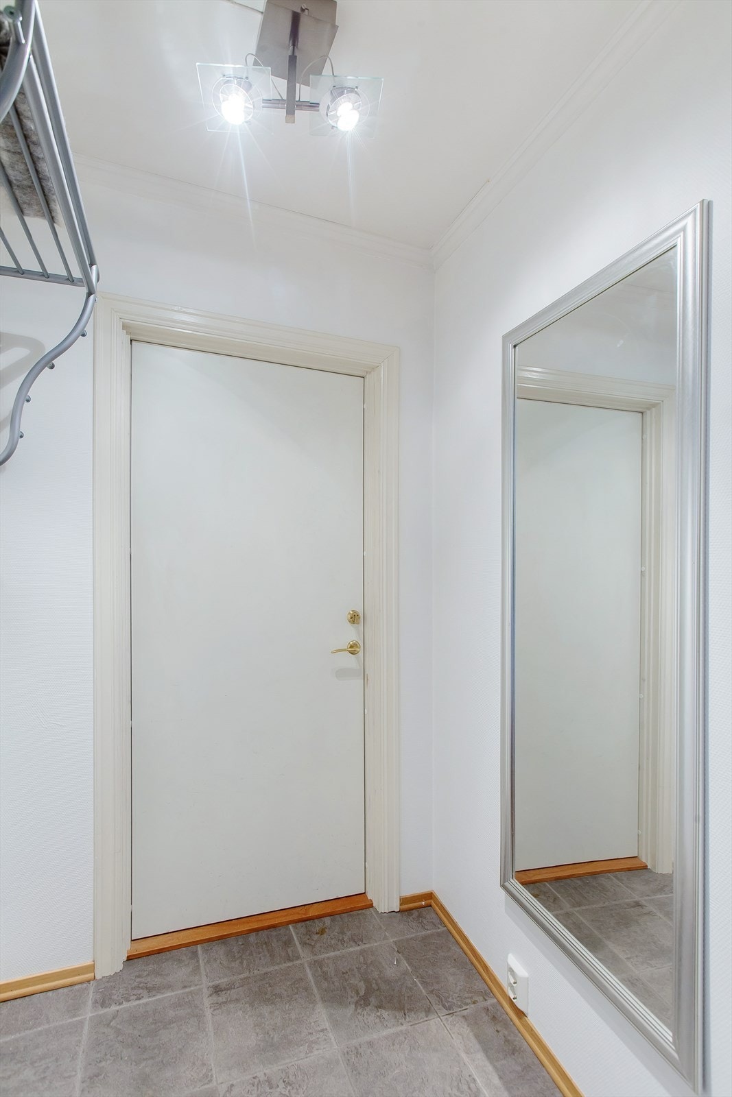 Denne leiligheten kan man flytte rett inn i og er en hyggelig og arealeffektiv sentrumsleilighet med nærhet til det meste. Galleribilde