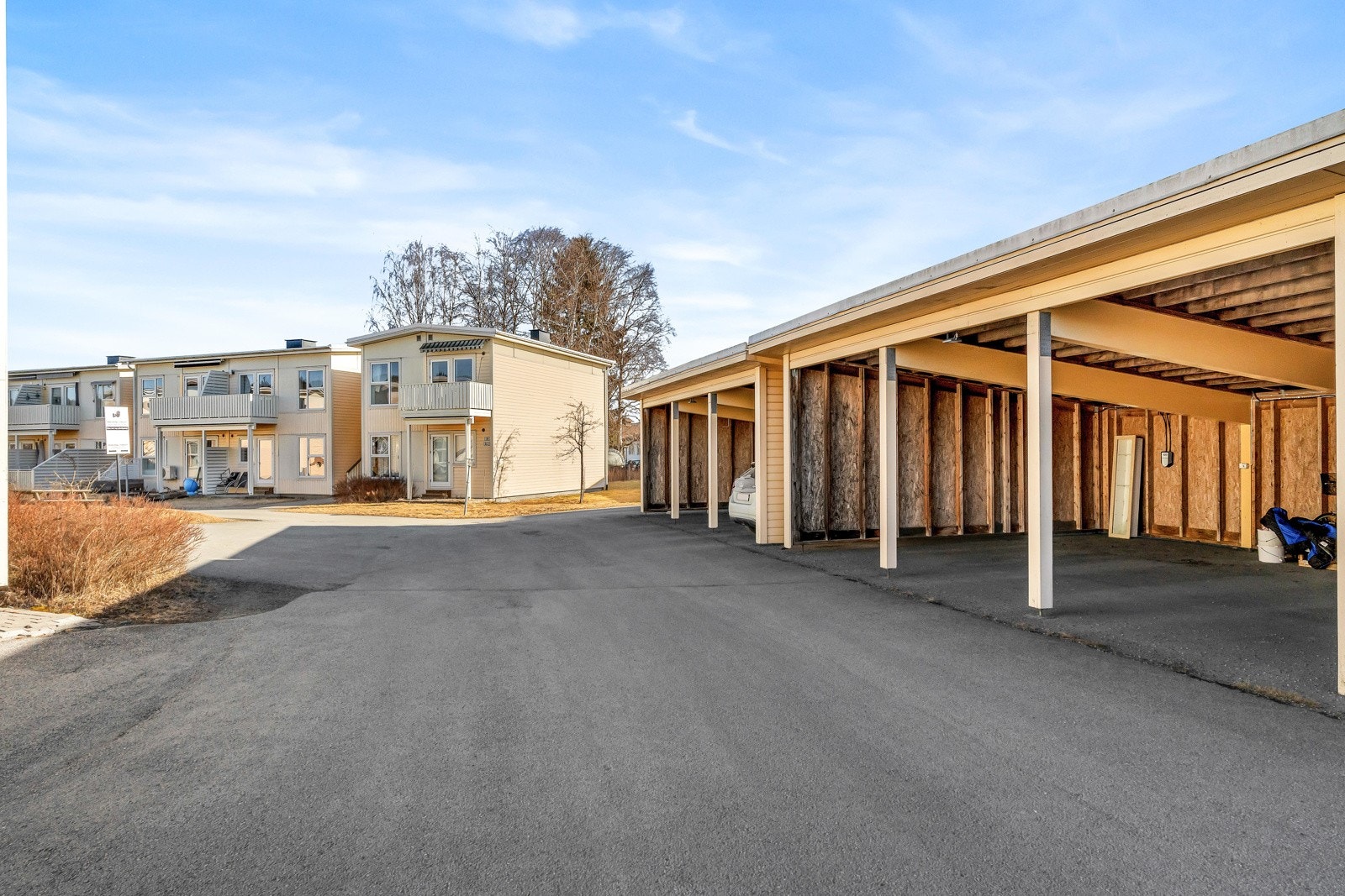 Hver leilighet har hver sin carport. Borettslaget har også gjesteparkering. Galleribilde