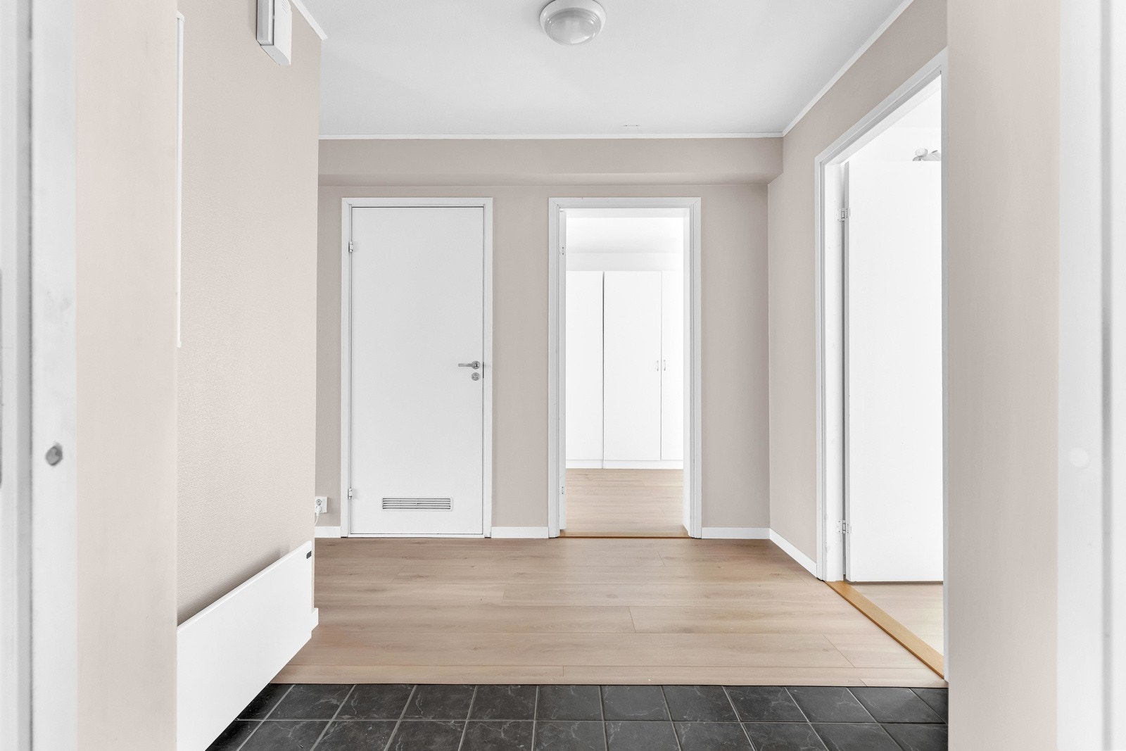 Fra entréen tar du deg inn til badet Galleribilde