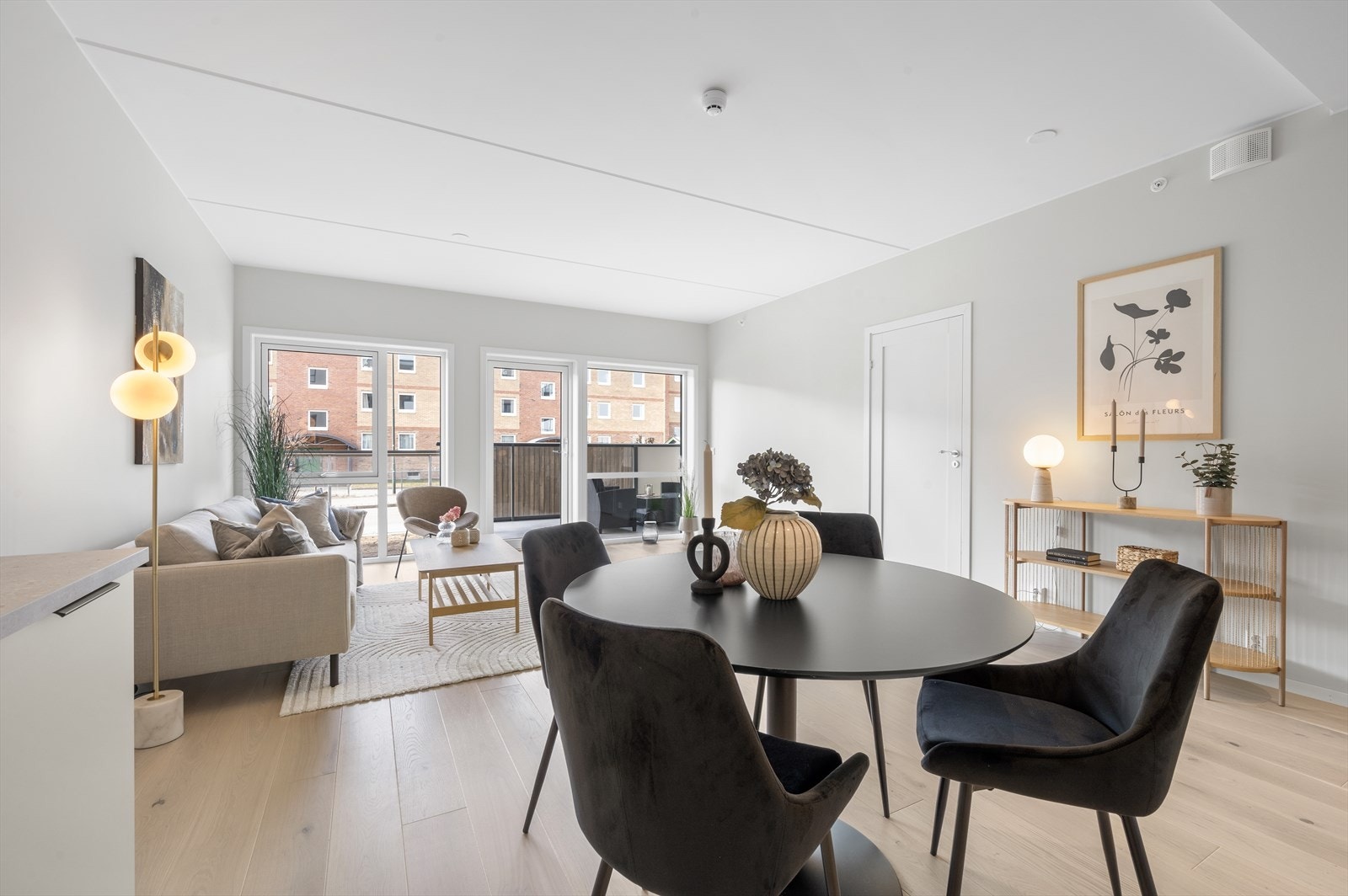 Fin stue/spisestue med kjøkken i åpen løsning Galleribilde