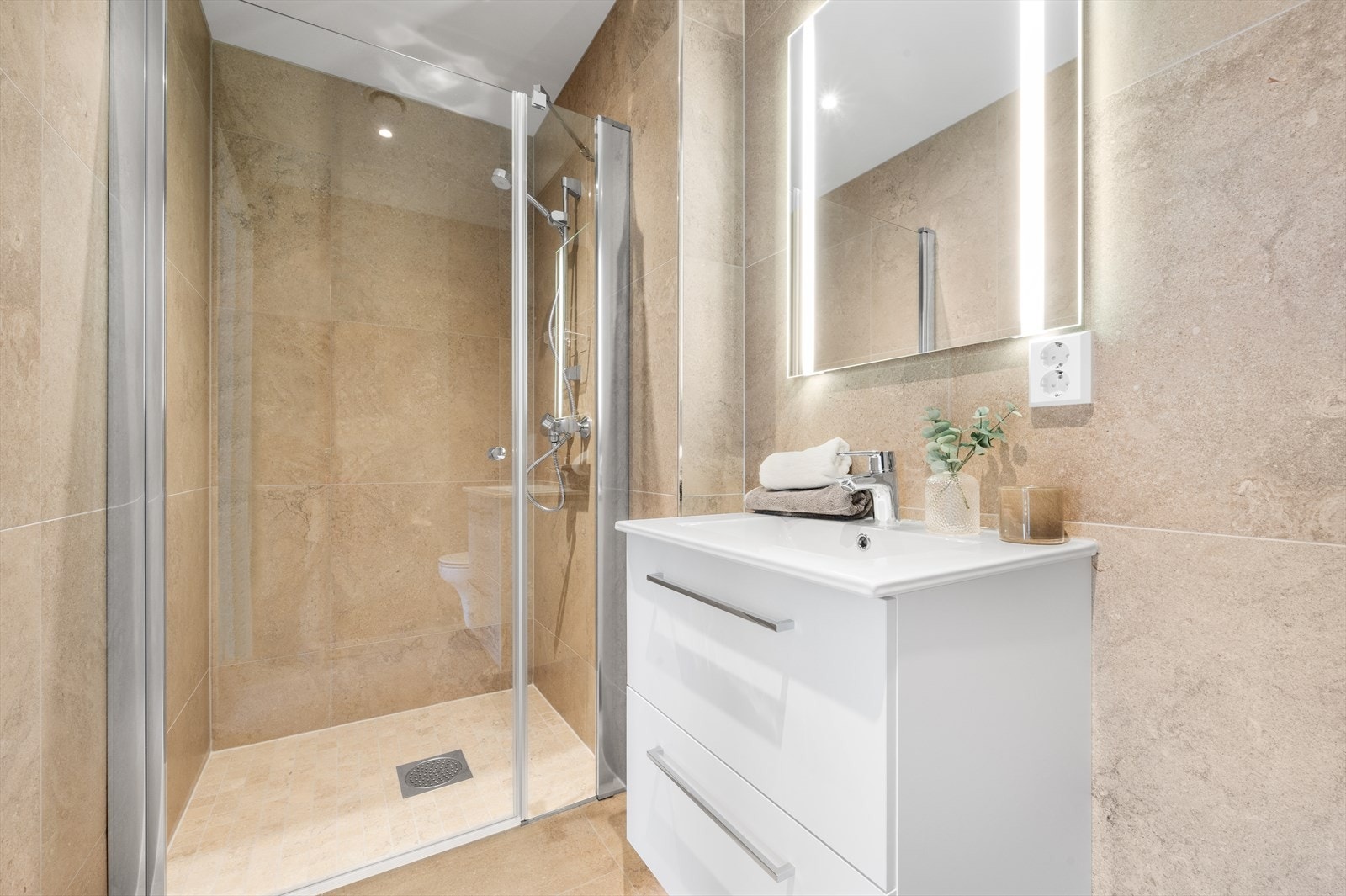 Bad tilhørende hovedsoverommet. God standard med fliser i storformat og delikate fargevalg Galleribilde