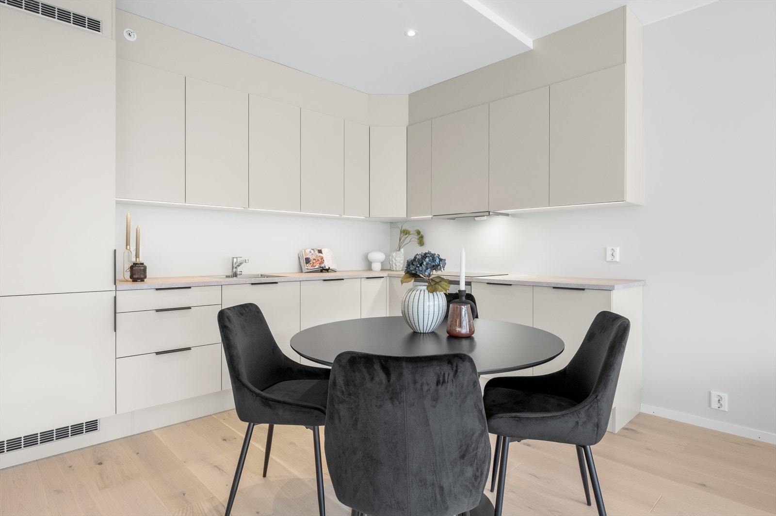 Pen kjøkkeninnredning fra HTH med integrerte hvitevarer Galleribilde