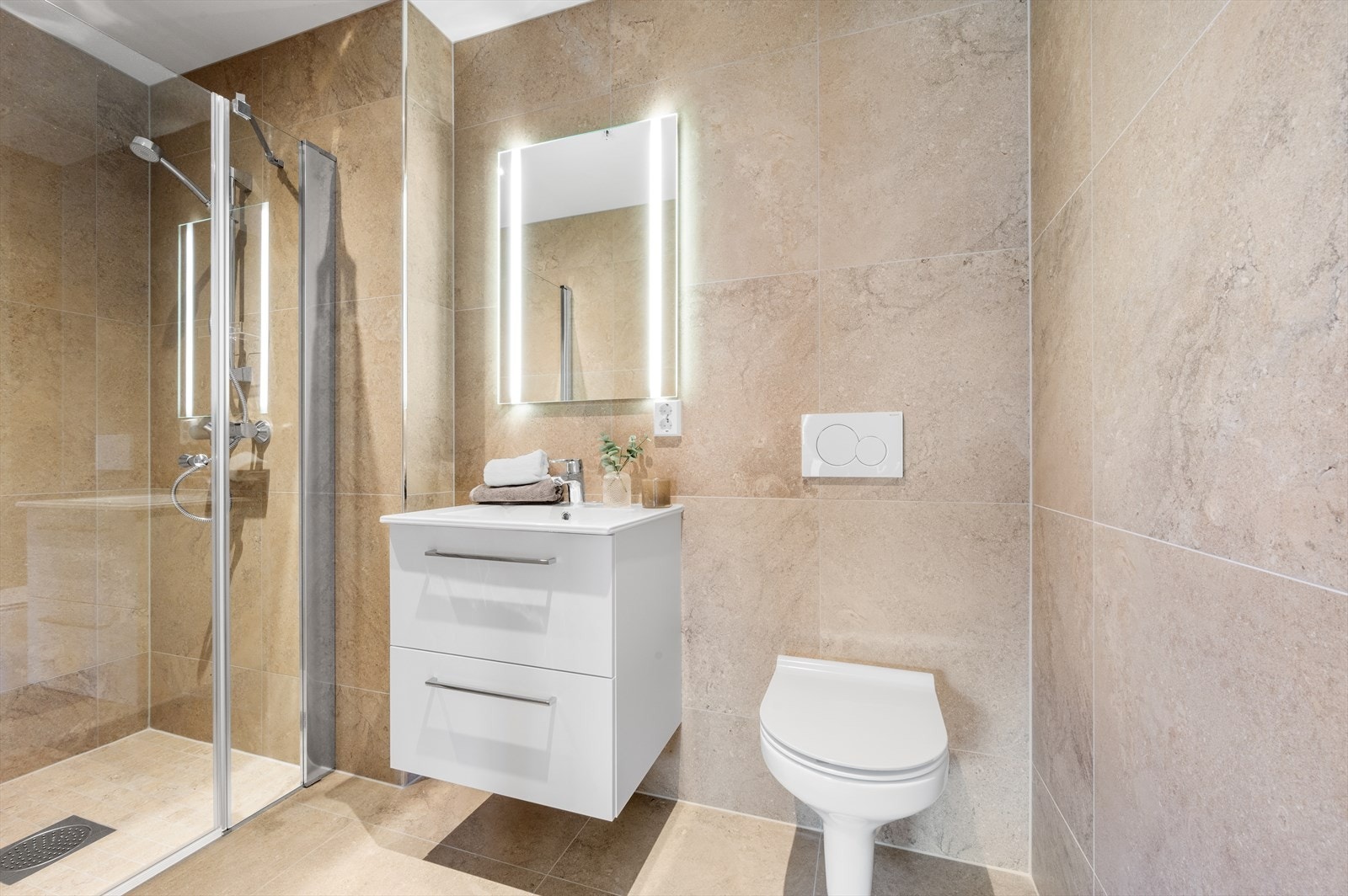 Bad tilhørende hovedsoverommet. God standard med fliser i storformat og delikate fargevalg Galleribilde