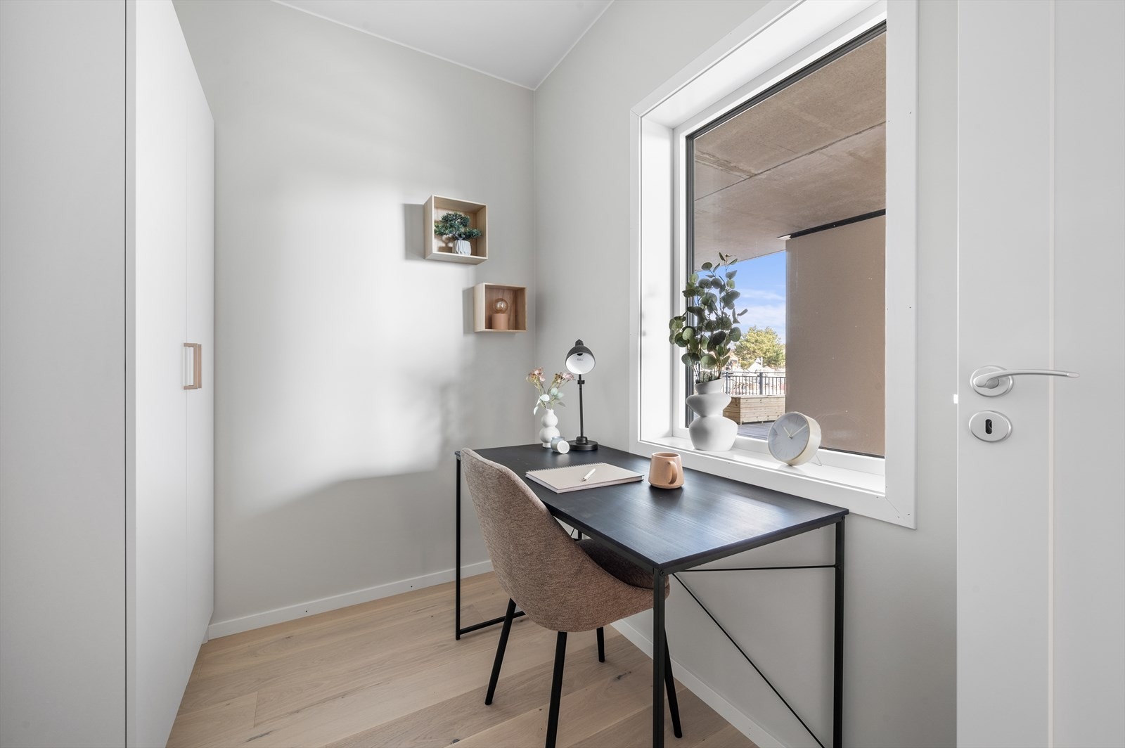 Innvendig bod - her benyttet både for lagring og som kontor Galleribilde