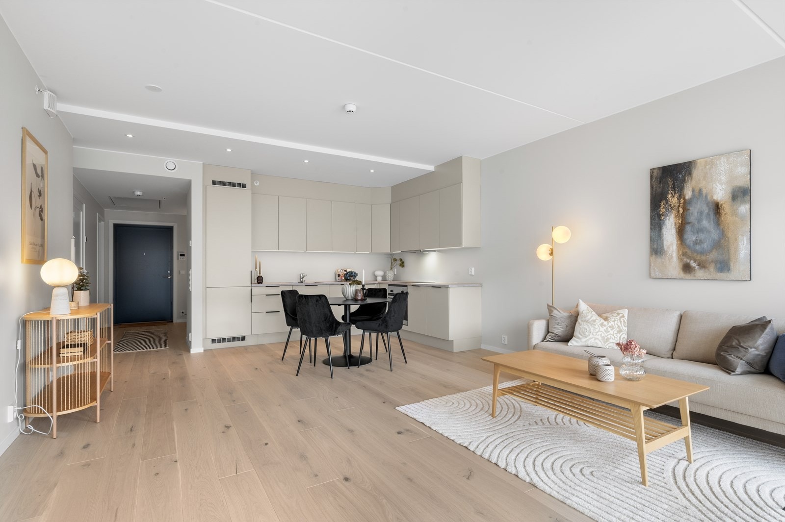 God standard med pen 1-stavs eikeparkett og malt i lyse, tidsriktige farger Galleribilde