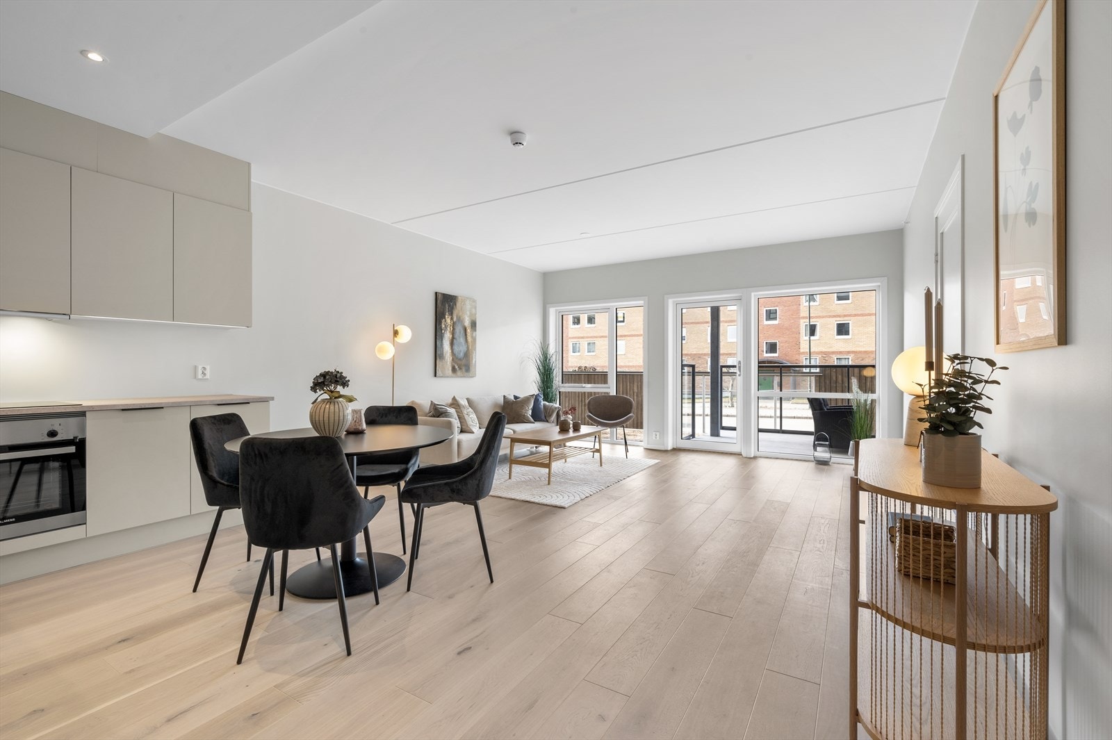 Velkommen til Denja Hage og Sagaveien 10 D - en fin, ny og innflyttingsklar leilighet med solrik terrasse og egen hage. Galleribilde