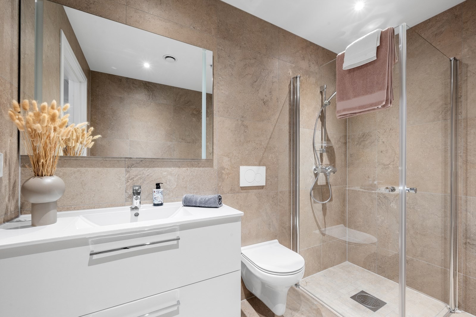 Separat bad/wc/vaskerom. God standard med fliser i storformat og delikate fargevalg Galleribilde