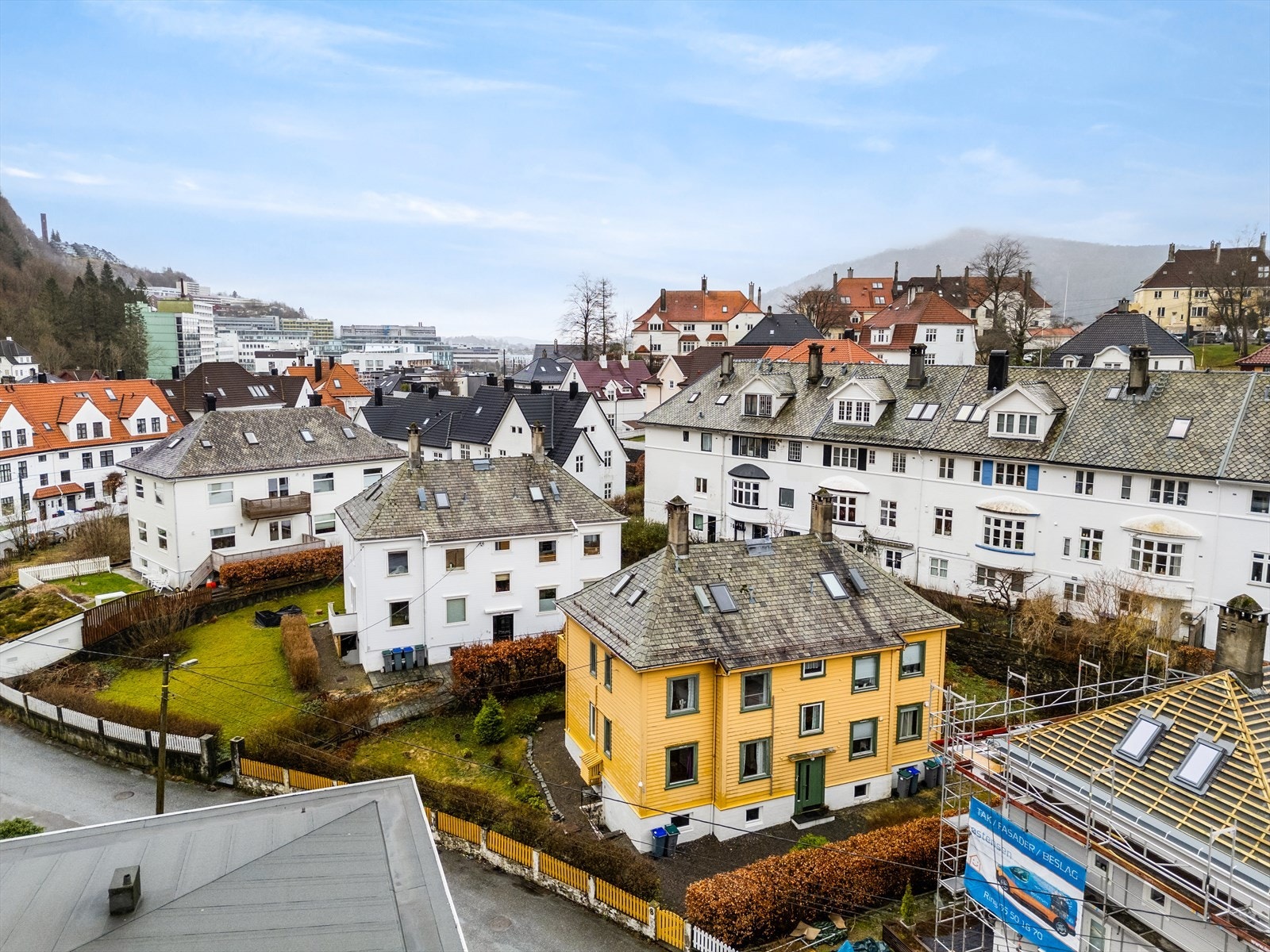 Sentrumskjernen ligger innen behagelig sykkelavstand, og det er nærhet til bybanestopp og svært gode bussforbindelser i området. Galleribilde