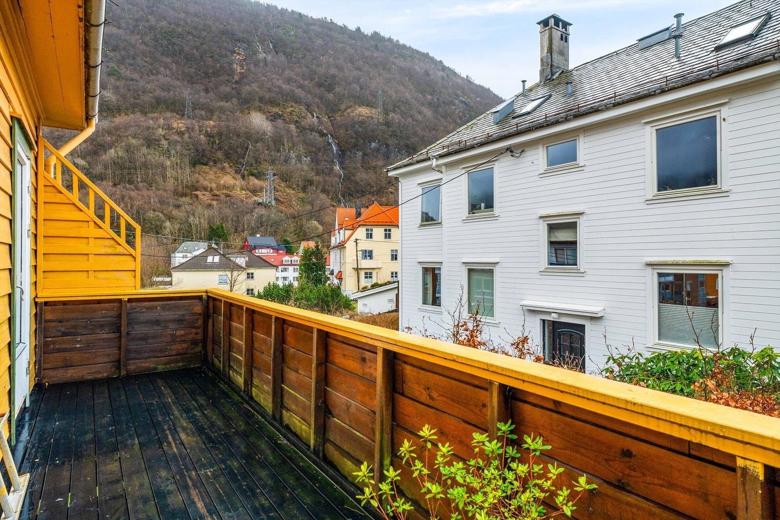 Her har man delvis utsikt opp mot Ulriken. Galleribilde