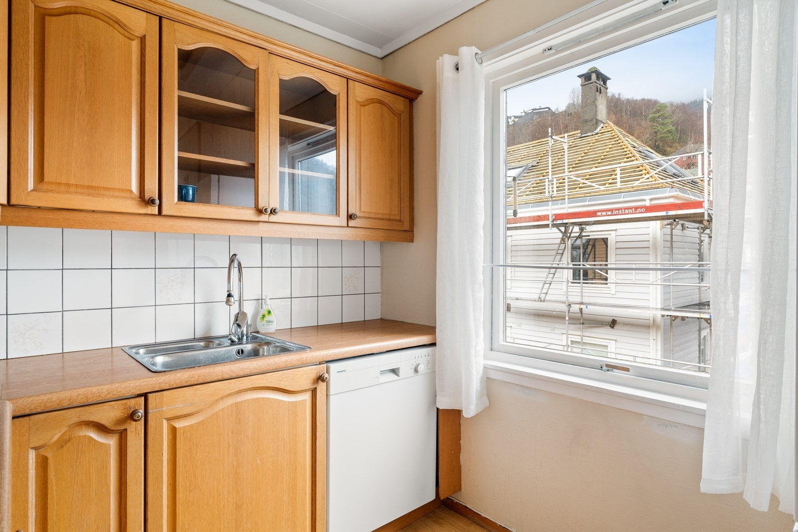 Hvitevarer som står på kjøkken medfølger med unntak av løse småapparater. Galleribilde