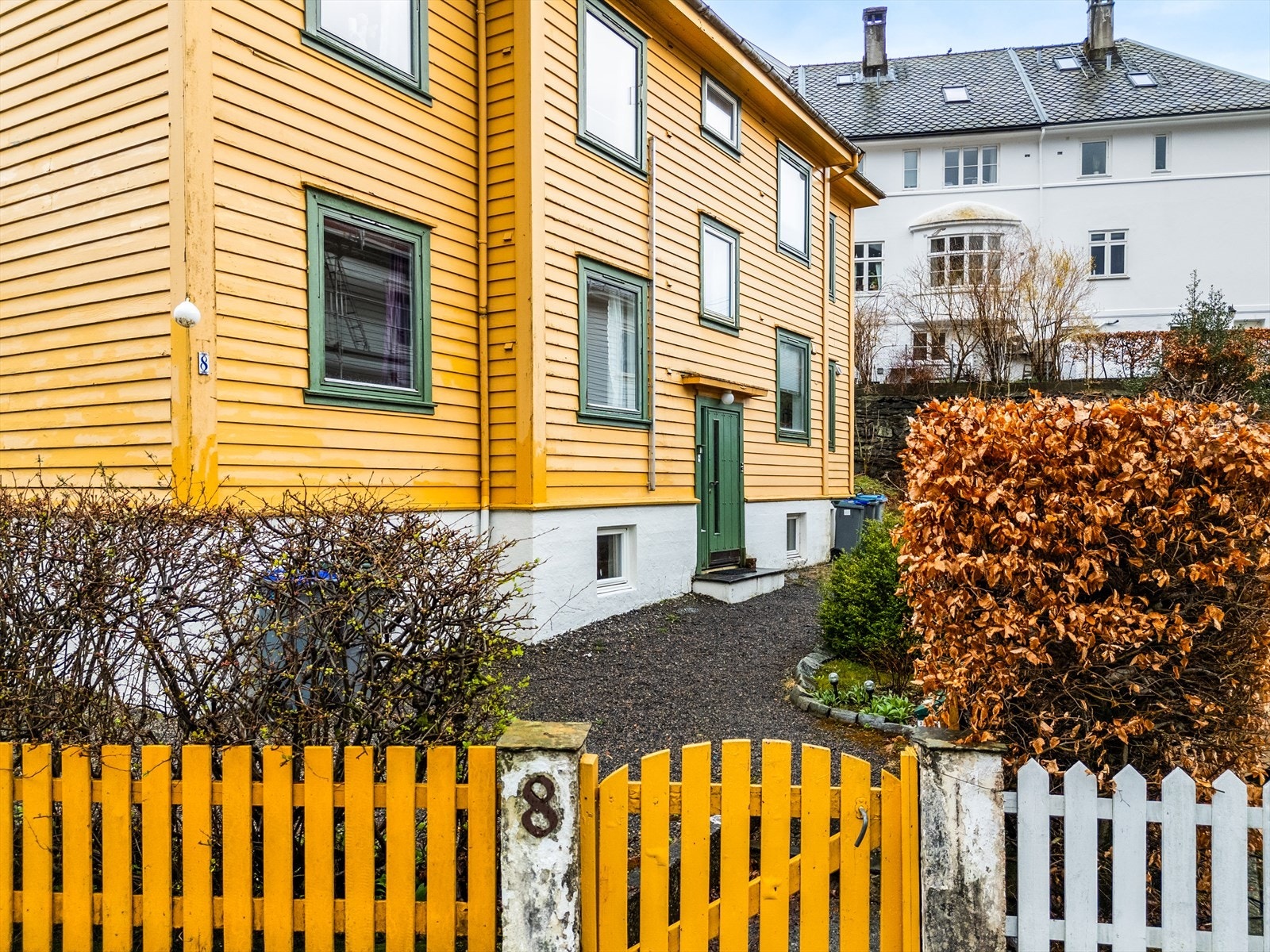 Eiendommen har en unik beliggenhet i en fredelig og tilbaketrukket gate på Årstad, men likevel sentralt til mellom Haukeland og Fjellsiden. Galleribilde