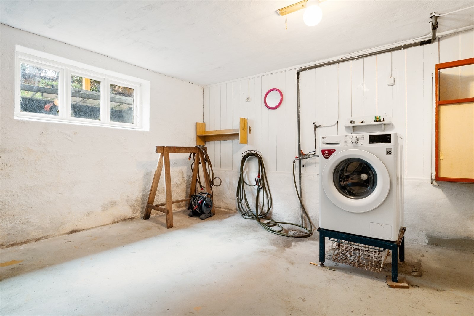 Kjelleren er av god størrelse og har lagt opplegg for vaskemaskin. Galleribilde