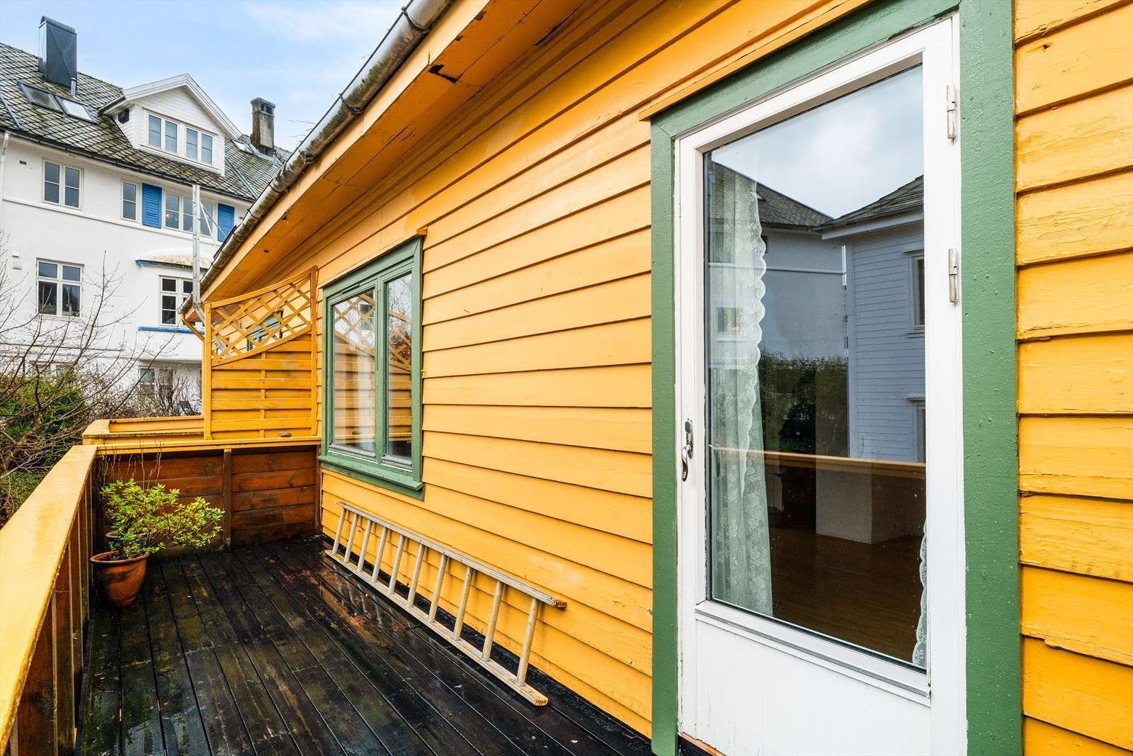 Altanen er målt til 9,5 m² og har levegger mot nabo som gjør altanen mer usjenert. Galleribilde